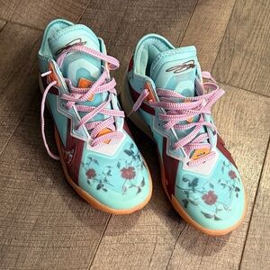 LeBron 18 Low x Mimi Plange Daughters Floral Men’s 9/women’s 10.5